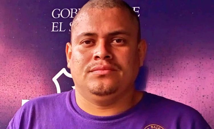 Según el reporte policial el capturado es un peligroso terrorista que posee historial delictivo por extorsión, entre otros delitos. Foto / Diario El Salvador.