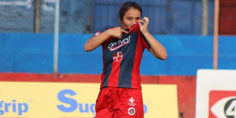 Liliana Payés anotó el gol del triunfo en el clásico del fútbol femenino. Twitter: @CDFASFemenino