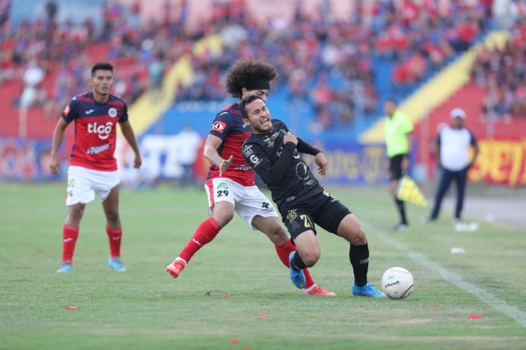 Marvin Monterroza recibe una falta de Rodrigo Rivera. Foto David Martínez