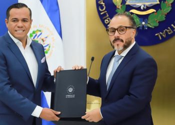 Gobierno de El Salvador presenta ante la Asamblea una iniciativa para fijar los precios de los combustibles por un mes
