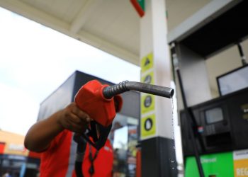 Población destaca beneficios de los bajos precios del combustible en El Salvador