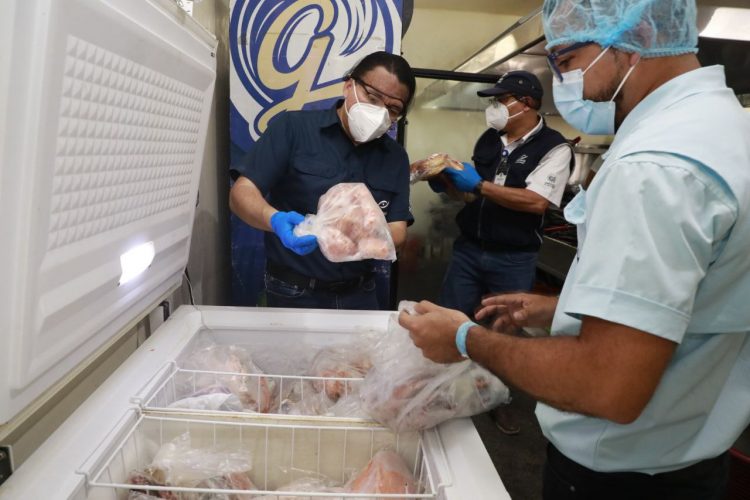 Jornadas. El presidente de la Defensoría,
Ricardo Salazar, dirigió las inspecciones. Foto Diario El Salvador.