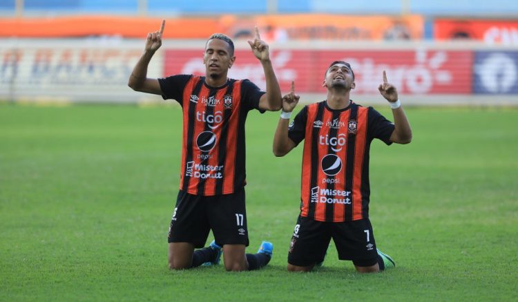 Yan Maciel (izq.) festeja su gol junto a Jairo Henríquez, quien le dio la asistencia. Foto Guillermo Martínez