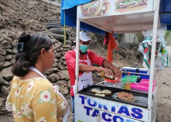 Douglas pasó de ser cobrador de buses a tener su emprendimiento