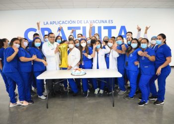 Personal del megacentro de vacunación de Hospital El Salvador celebró su primer año en funciones