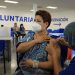 Salvadoreños asisten a vacunarse contra la COVID-19 en vacaciones