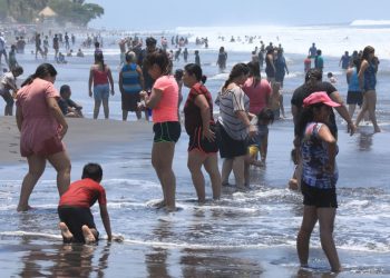 Fotos | Salvadoreños disfrutan de sus vacaciones en Apulo y en El Majagual