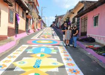 Fotográfica: Cientos de salvadoreños trabajan en la elaboración de alfombras este Jueves Santo