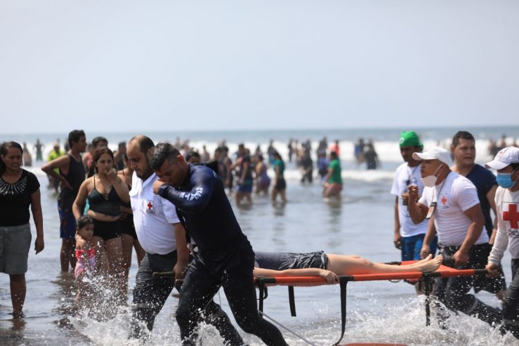 Hasta el momento no se tiene mayores detalles del incidente ni la identidad de las personas socorridas.  Fotos / Edison Gonzáles.