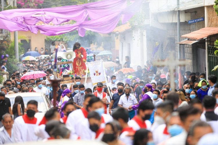 Cientos de personas acudieron al Vía Crucis en Panchimalco en donde la devoción fue protagonista. Foto / Sofía Mazariego/DES