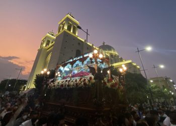 FOTOS | Feligreses católicos reviven el Santo Entierro en El Salvador