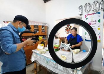 Emprendedora santaneca comparte recetas caseras en su canal de YouTube
