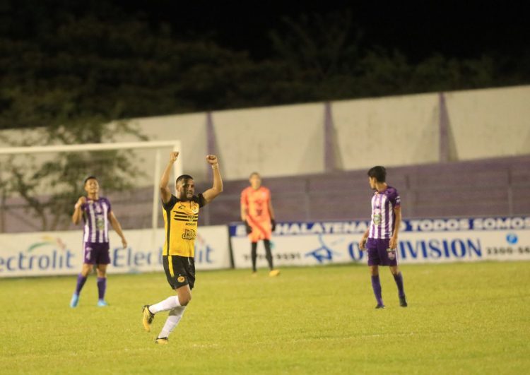 Irvin Herrera abrió la ruta del triunfo para Platense en el norte del país. Foto: Guillermo Martínez