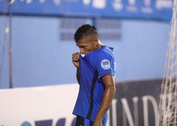 ¡Debut de lujo! La Azul playera torpedeó a los tanques alemanes y les derrotó 4-1