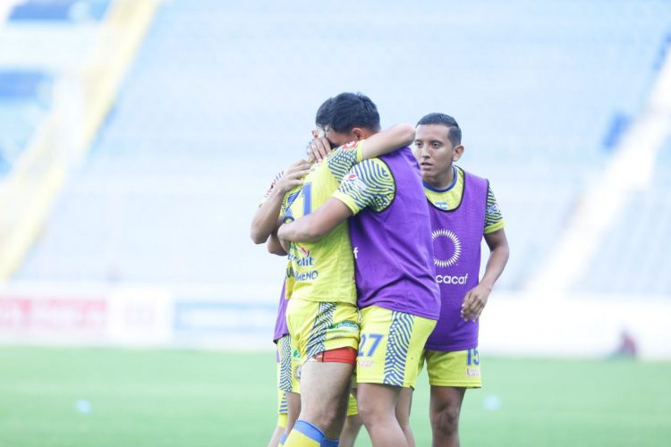Limeño celebró con todo su triunfo de esta tarde en San Salvador. Foto: David Martínez