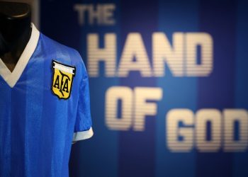 Mítica camiseta de Maradona fue vendida por más de $9 millones en subasta