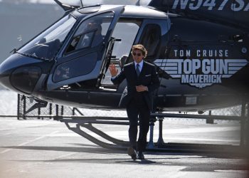 Tom Cruise llegó en helicóptero al estreno de «Top Gun: Maverick»