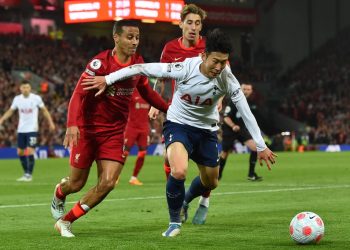 Liverpool empata contra Tottenham y se deja puntos en la lucha por el título