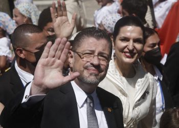 Rodrigo Chaves asume presidencia de Costa Rica con misión de sanear economía