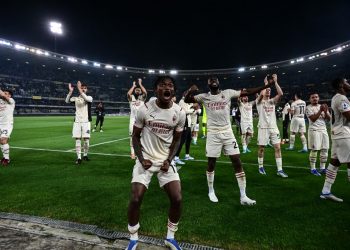 El AC Milan vence 3-1 al Hellas Verona y conserva el liderato