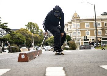 Dos balas le arrancaron los ojos a un joven en EE. UU, pero no la pasión por el skate