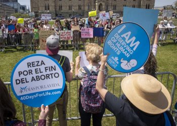 Miles de activistas contra el aborto se manifiestan en Canadá