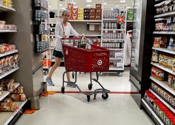 Por inflación, consumidores en EE. UU. gastan más, pero cuidan su dinero