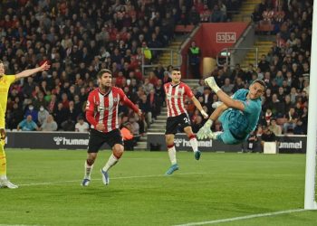 Liverpool remonta 2-1 al Southampton y se mantiene en la pelea por el título