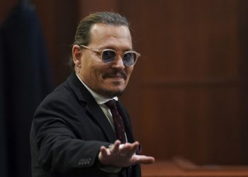 Johnny Depp era celoso y controlador, dice su expareja la actriz Ellen Barkin