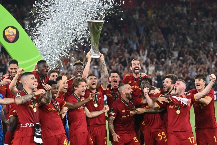 El mediocampista y capitán italiano de la Roma, Lorenzo Pellegrini, levanta el trofeo mientras los jugadores de la Roma celebran después de ganar el partido de fútbol final de la UEFA Europa Conference League entre AS Roma y Feyenoord en el Estadio Air Albania en Tirana. (Photo by OZAN KOSE / AFP)
