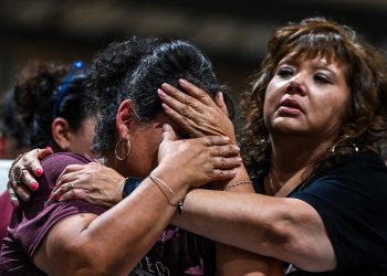 Llantos y abrazos en vigilia por las víctimas de matanza escolar en Texas