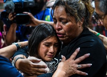 Llantos y abrazos en vigilia por las víctimas de matanza escolar en Texas
