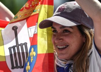 FOTOS/ Sol, cerveza y fervor en París: aficionados del Real Madrid y Liverpool confían en la victoria