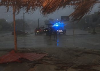 Agatha se degrada a categoría 1 tras tocar tierra en la costa suroeste de México