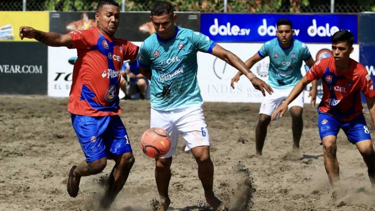Tin Ruiz durante un partido de la Liga de Fútbol Playa.