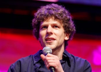 El actor Jesse Eisenberg presenta en Cannes su primera película como director