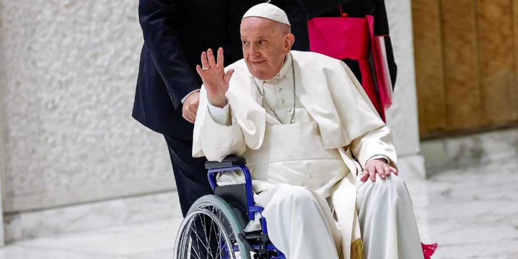 1200x600 Papa Francisco se desplazo en silla de ruedas por problemas en su rodilla derecha. Foto Reuters 1