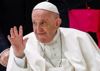 Papa Francisco aparece en silla de ruedas por su dolor de rodilla