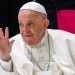 Papa Francisco aparece en silla de ruedas por su dolor de rodilla