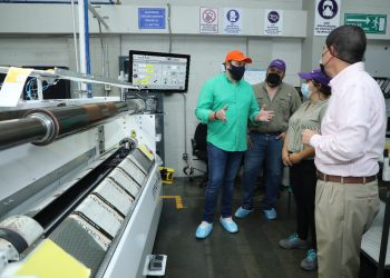 Gobierno fortalece relaciones con empresa del sector plástico
