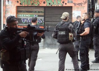 Aumenta a 25 número de muertos por operación policial en favela brasileña de Río de Janeiro