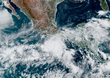 Costa del Pacífico mexicano se prepara para recibir al huracán Agatha