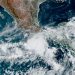 Costa del Pacífico mexicano se prepara para recibir al huracán Agatha