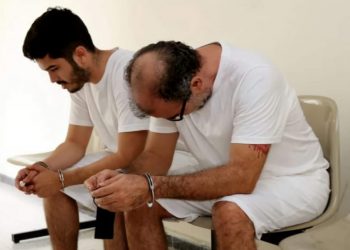 Colombianos detenidos con más de $21,000 seguirán en la cárcel