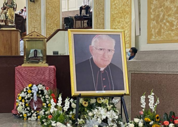 Realizan misa funeral y santa sepultura de monseñor Fernando Sáenz Lacalle