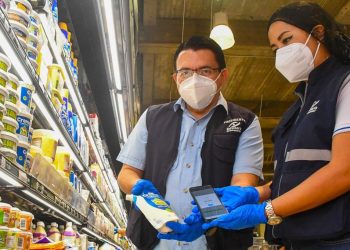 Defensoría del Consumidor realiza operativo en gasolineras, supermercados y distribuidoras de gas licuado en Santa Ana