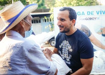 Alcalde de Zaragoza entrega paquetes alimentarios para adultos mayores en comunidad El Corralito