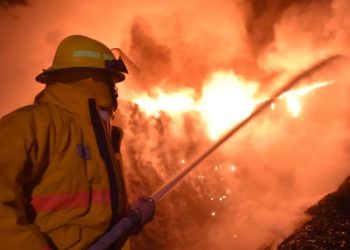 Cuerpo de Bomberos controla incendio en cercanías de Puerto de Acajutla