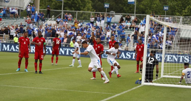 La selección caba de anotar el descuento contra Panamá. Foto Fesfut