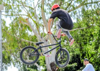 Jóvenes participan en competencia BMX Zacamil celebrada en Mejicanos